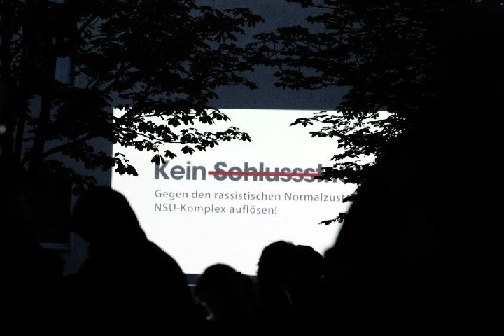 HRMRKR's tweet photo. 2205 Dokumentation der Gedanken, Probleme, Forderungen der Angehörigen der #NSU-Opfer werden auf der Geiststraße in #Halle gezeigt. Den Angehörigen hören mehr als 400 zu, Passanten bleiben stehen, Anwohner auf Balkonen. Publikum still, trauernd, aber wütend.
#NSUProzess #hal1107 https://t.co/HewSLEqvur