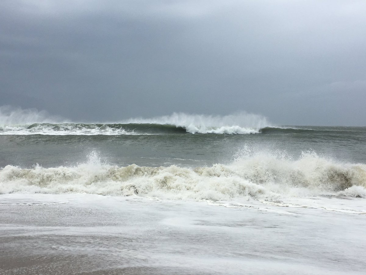 ackharbormaster's tweet photo. Due to building swells, all south shore beaches are closed to swimming! #doubleredflag #notsafetoswim #stayoffthewater #dangerousshorebreak https://t.co/B5jUn2bhml