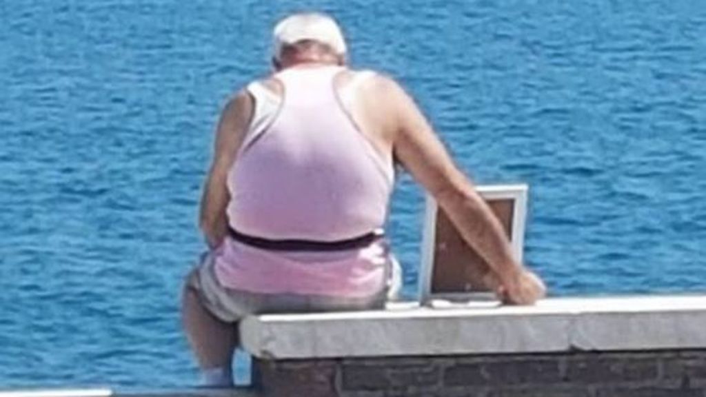 Un hombre junto al retrato de su esposa frente al mar, la historia viral más emotiva bit.ly/2zqTzB0