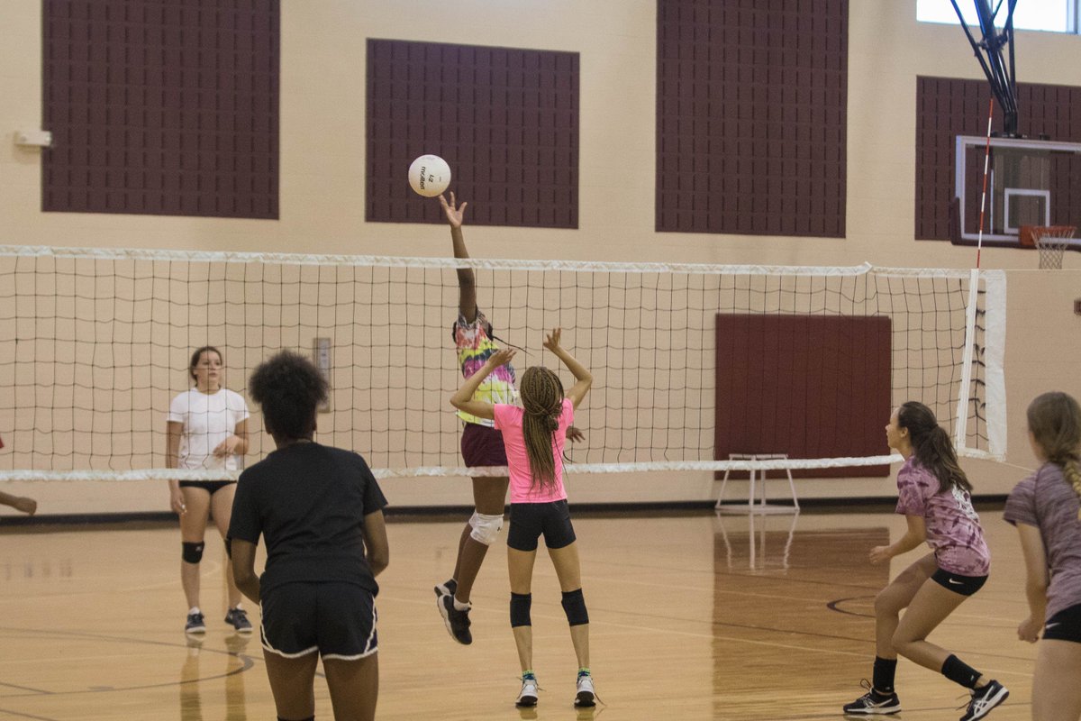 roisdathletics's tweet photo. #RO #volleyball camp has 1 day left! You still have time to sign up for all camps happening this summer at @redoakisd! Check it out at https://t.co/cpgeqZ0FIm. #HawkSummer2018 https://t.co/xyb0bZLVvG
