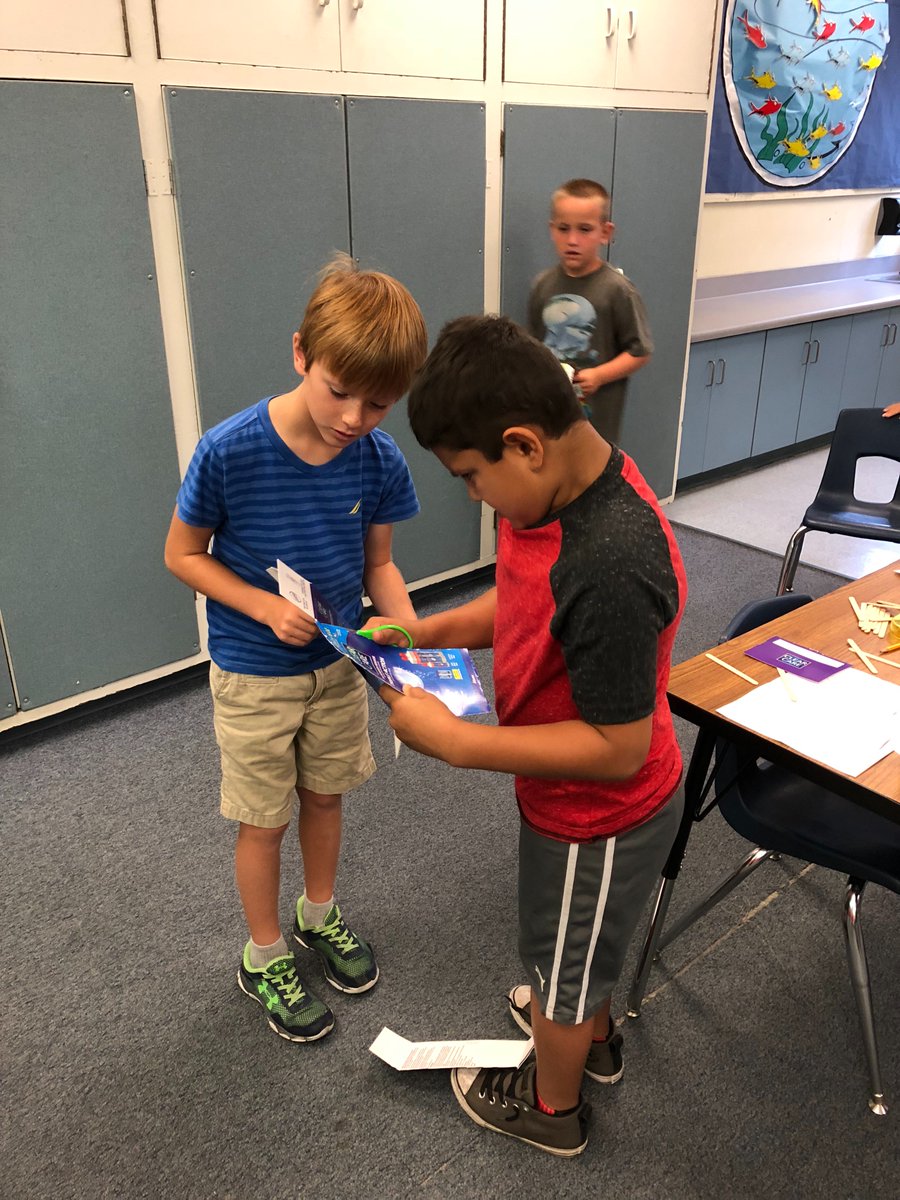 lisamyee's tweet photo. Using the #engineeringdesignprocess to make windmills as mechanical engineers! @EiE_org @DianaTh12345 @nmusd #nmusdSEA https://t.co/lUUi6Tf7fY