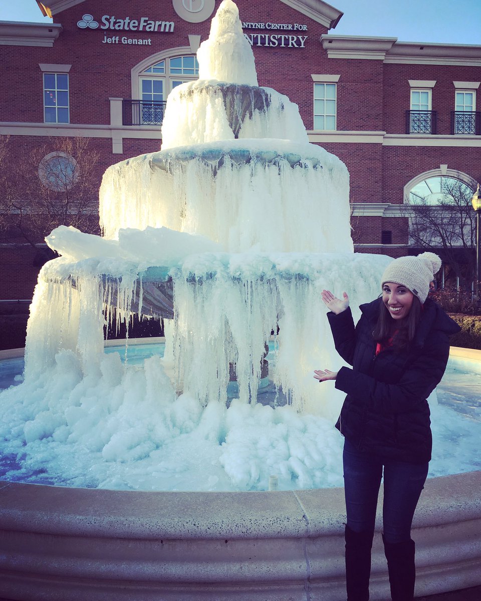 lyndsaytwx's tweet photo. When your photographer says "remember that time we were at that frozen fountain?" ๐ณ #ThinkColdThoughts https://t.co/N0WlBiNUUz
