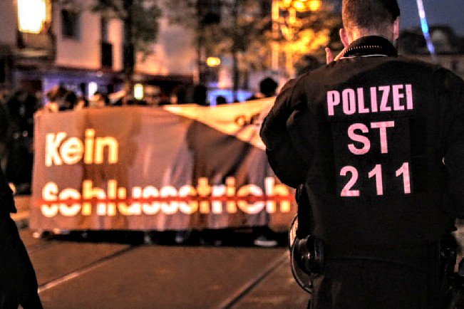 HRMRKR's tweet photo. 2227 Protest gegen fehlende Aufklärung im #NSUProzess läuft in #Halle, Teilnehmerzahl schwankt jetzt zw. 400-700. Vereinzelt Pöbeleien von Passanten, grad soll eine Flasche auf die Demo geflogen sein!
#NSUProzess #hal1107 https://t.co/hMVTGXXH9m