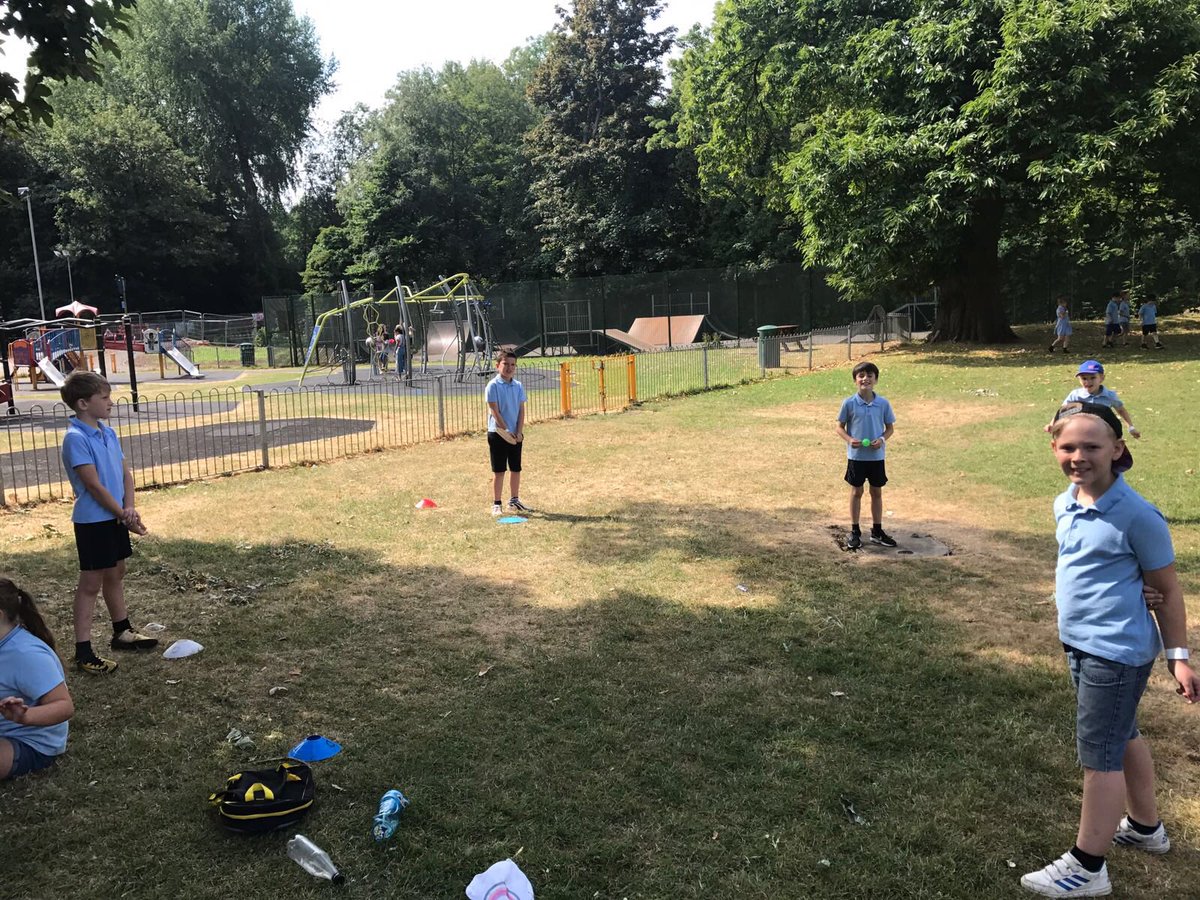 Griff_Y3_4's tweet photo. Smiles all round. Lots of friends having lots of fun together⭐️ https://t.co/a5CesicPho