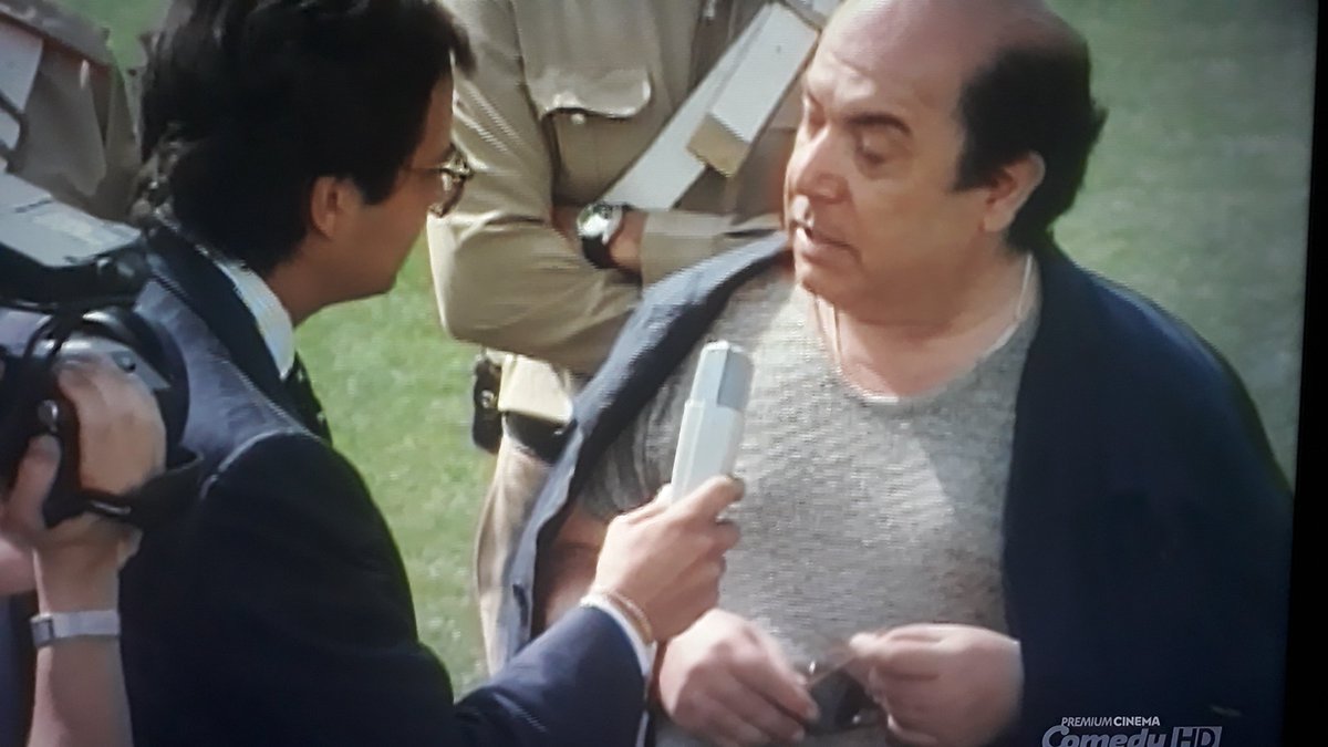 IlMontanari's tweet photo. In conclusione? In conclusione io picchio De Sisti.. E gli spezzo pure la noce di capocollo... #oronzocana #premiumcomedy https://t.co/gCn8Do2kVn