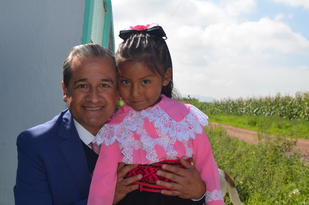 HectorVelascoM's tweet photo. Que gusto poder apadrinar a la generación 2016 - 2018 del Jardín de Niños de Guadalupe Cachi, #Ixtlahuaca, en donde prevalecen nuestras tradiciones y costumbres mazahuas. https://t.co/zrAFY5F5aR