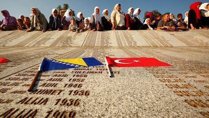 Ne yaparsanız yapın soykırımı unutmayın! Unutulan soykırım tekrarlanır.
#srebrenitsa 
#aliyaizzetbegoviç