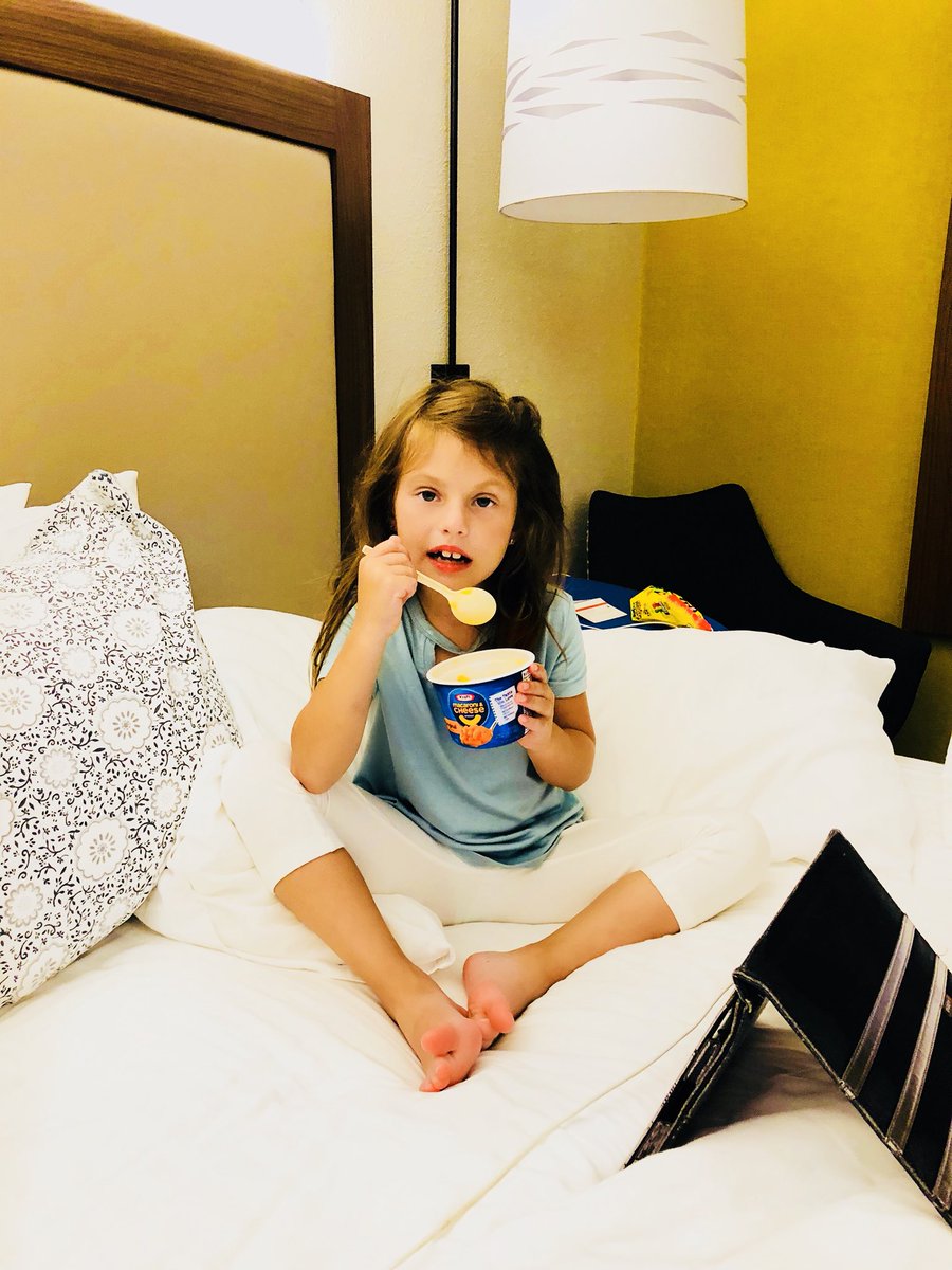 ariabesse's tweet photo. Oh noooo. #teamspoon is losing on @kraftmacncheese  poll. Head over there 👉 and vote! But only if it’s for a spoon 🤣🤣🤣 https://t.co/LXWU7jP4ve