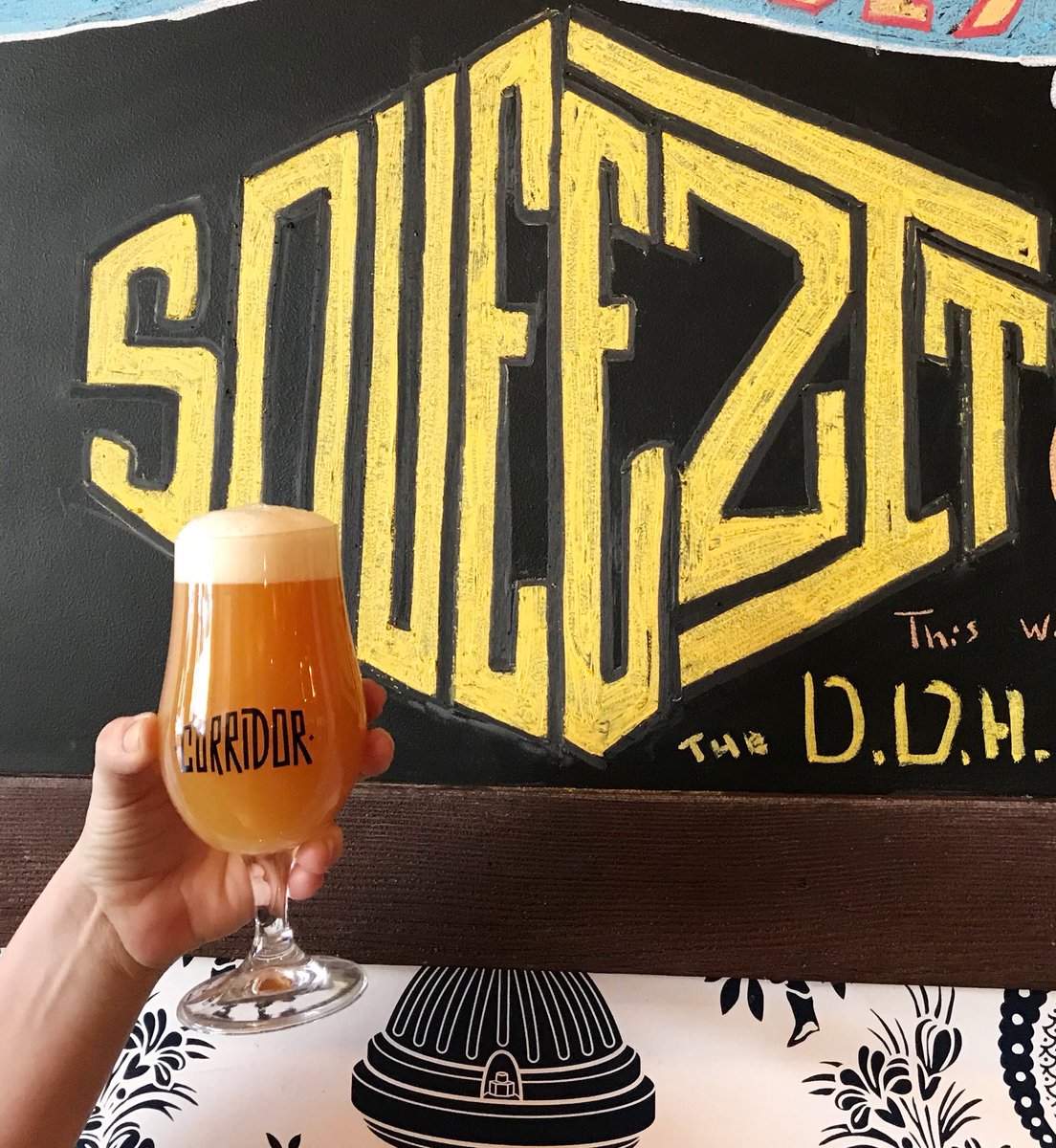 CorridorChicago's tweet photo. 🍊SQUEEZIT🍊our original hazy is back TONIGHT at 5pm!
Tropical fruit & citrus notes dominate from Mosaic & Citra hops. Available on draft & to-go in crowlers (2/pp) or growlers (1/pp)
#corridorbrewery #chicagobrewery #chicagobeer #southportcorridor #squeezit #hazybeer #hazyipa https://t.co/6Jl4Oup97y