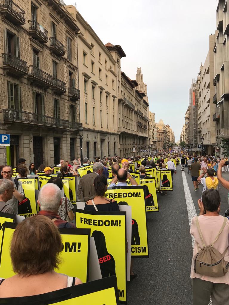 @CridaLlibertat Gran acte manifestació avui a Barcelona ! #LlibertatPresosPolítics #usvolemacasa