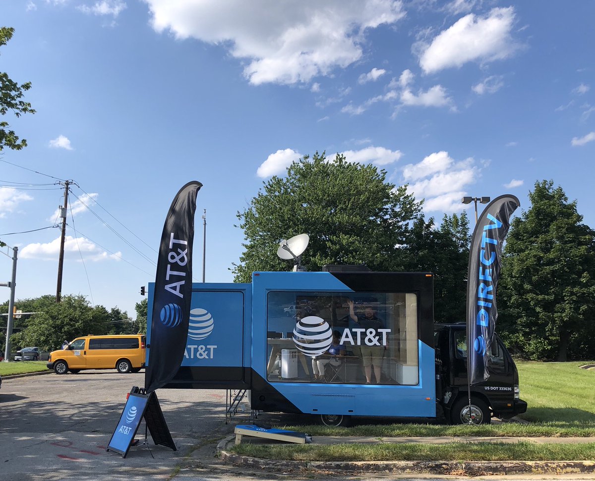 #StoreOn4 &amp; #MidAtanticTakeOver Posted up at the corner of Landover &amp; Redskins road for the Taylor Swift concert. Come join us! <a href="/404girl/">Betsy Francis</a> <a href="/theriddler704/">Stephanie Riddle</a> @MidAtlantic1860