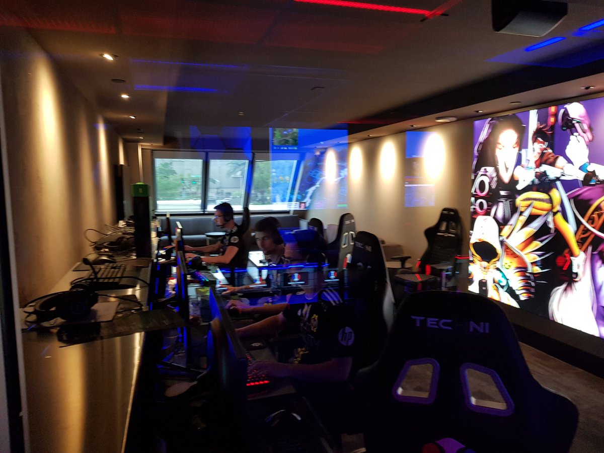 Warming up at <a href="/ESALasVegas/">ESALasVegas</a> with the @Team_Vitality squad. This place is amazing and so clean!!! #vforvictory