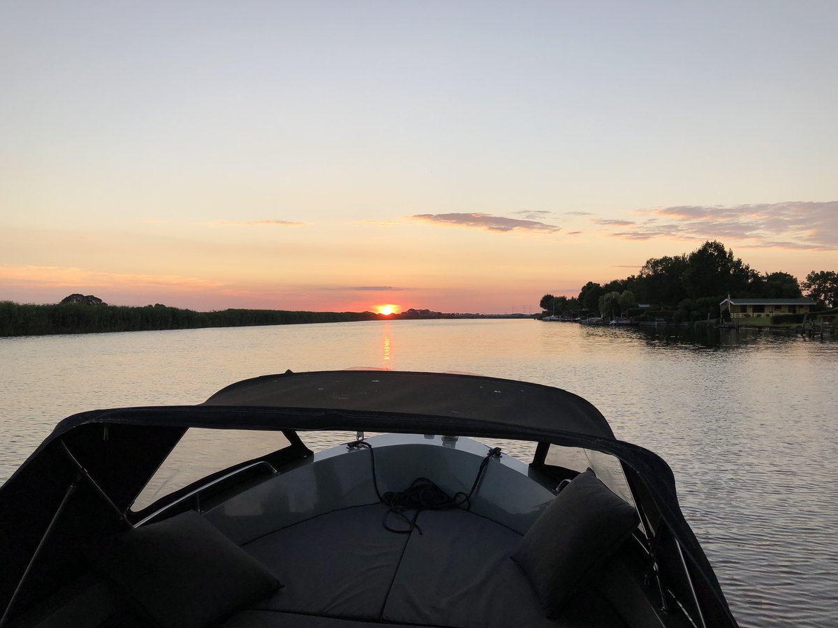 Prachtige zonsondergang op het Ganzediep vanavond.