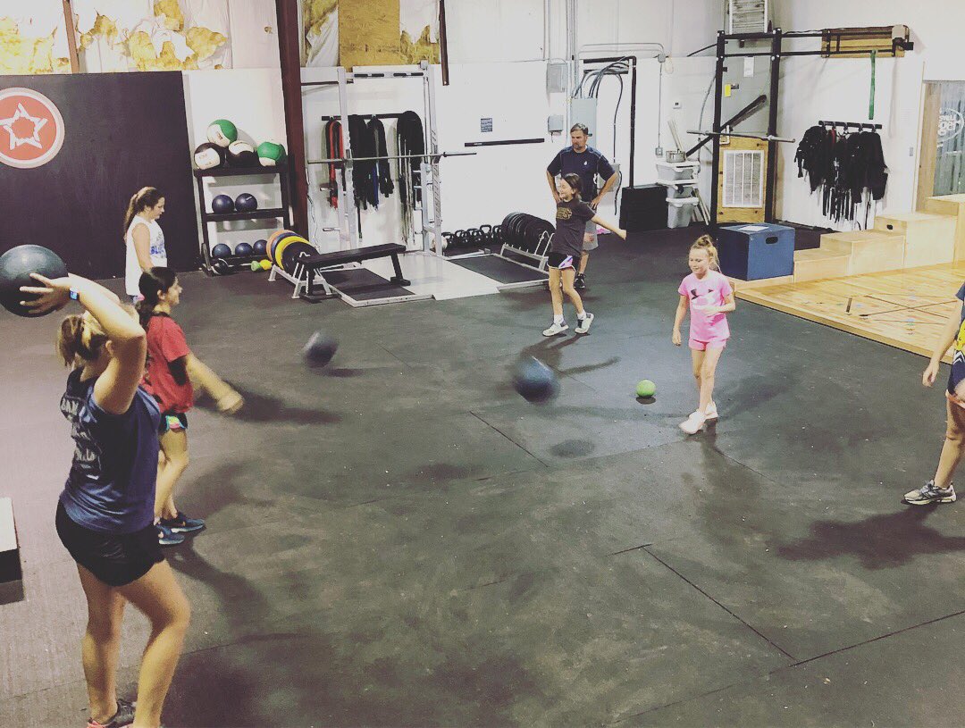 ARepublic's tweet photo. Ended this workout with a little Med ball and plank competition. How fun is it to be able to compete. #summerfun #compete #nooffdays https://t.co/qMzqTitLyL
