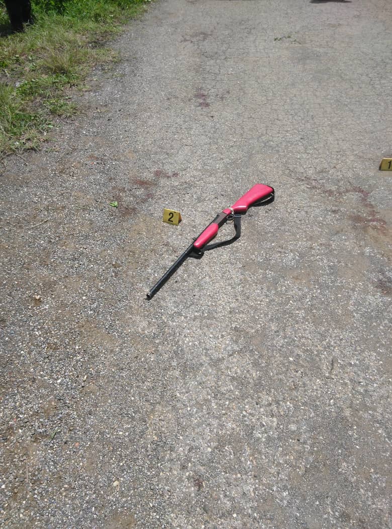 JeanCRodriguez_'s tweet photo. Última hora/ El sujeto muerto con Polilander era llamado "Cabeza e' mamón", mientras que los policías heridos con las esquirlas son Gabriel Renald, Edi Colmenares y José Aponte. Una patrulla quedó destruida por la explosión de la granada, dos sujetos huyeron ybun arma incautada https://t.co/Cc8R4OVuQK