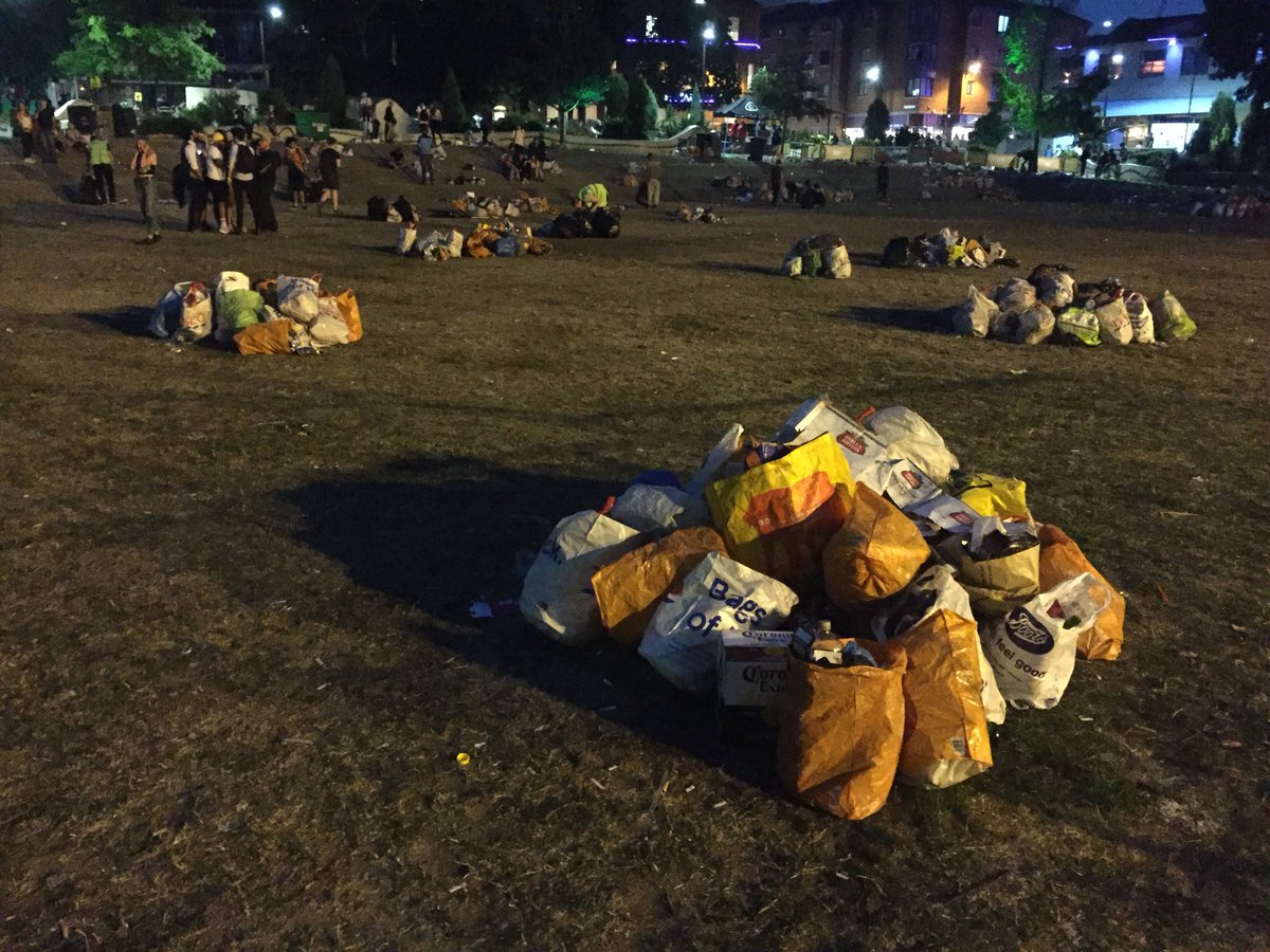 Love this city... thank you to the great people of sheffield who stayed behind to help litter pick. You are all 🌟🌟🌟#proud #madeinsheffield <a href="/SheffCouncil/">Sheffield City Council</a>