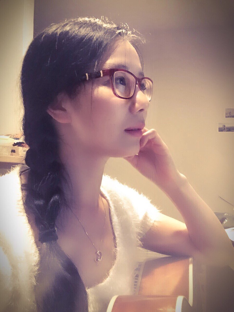 HappyCat_Yan's tweet photo. 20多年前 妈妈总是留着一头乌黑亮丽的辫子 我那时觉得是无与伦比的美丽 长大以后 没有想到 一直喜欢短发的我也开始了漫长的对头发审美的探索 可竟然也悄然落入对乌黑亮丽的大辫子的深情中！
有些潜移默化是随岁月沉淀越显效果的吧！ https://t.co/zmYtBH0Y12