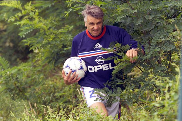 _BeFootball's tweet photo. Pour éviter que ses joueurs ne tournent en rond, Aimé Jacquet convoque à 11h, à la surprise générale, son groupe pour un dernier entraînement sans programme particulier.
#Remake98 🏆🇫🇷 https://t.co/yRtj23C07L