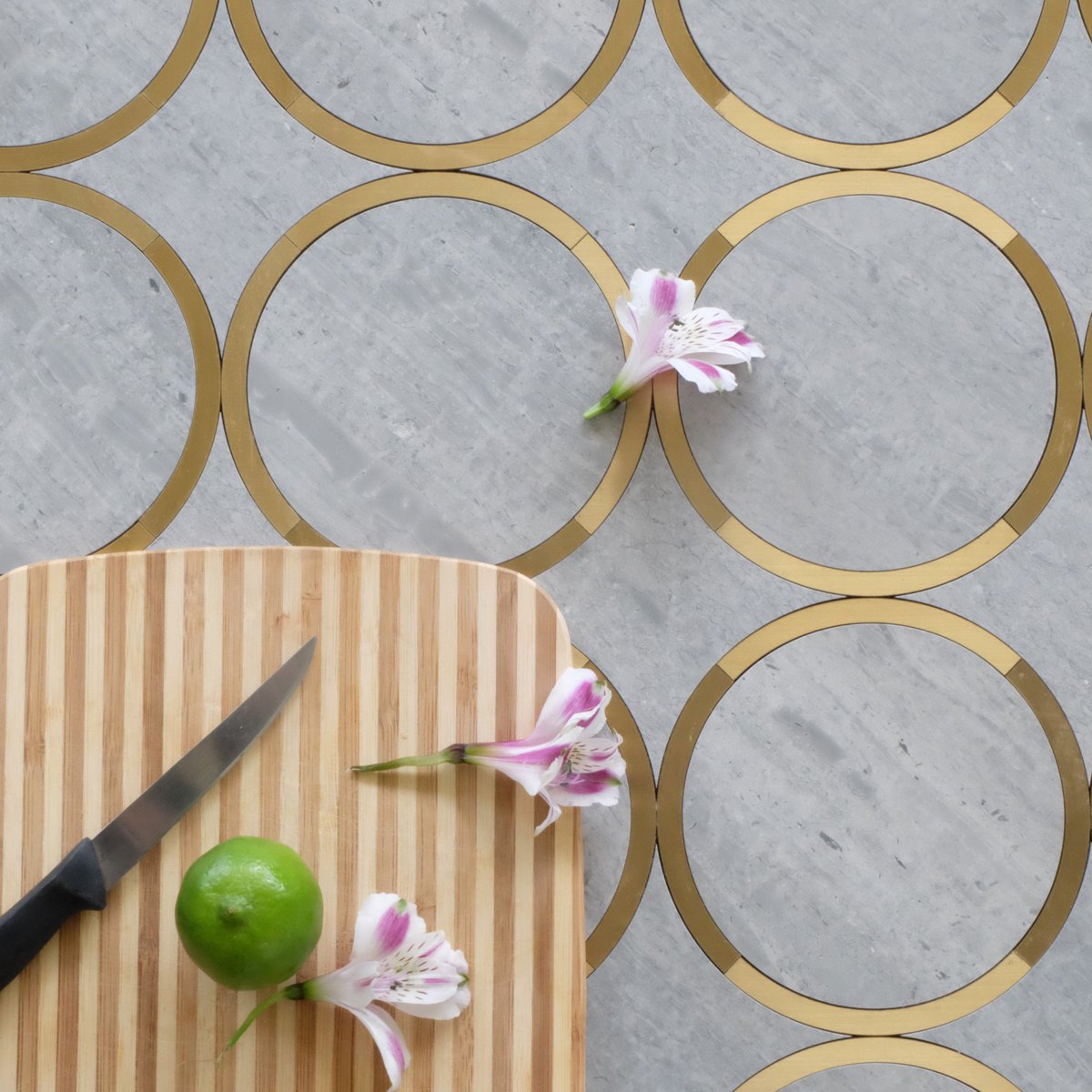 NationalTile_NJ's tweet photo. #backsplash #kitchenideas #goldthings #tile #goldbacksplash #golddecor #marbles #tileart #tileaddiction #tiledesign #brass #gray #cuttingboard #lemon #lime #kitchendecor #kitchenbacksplash #backsplash #backsplashideas https://t.co/I7gXVEau3q