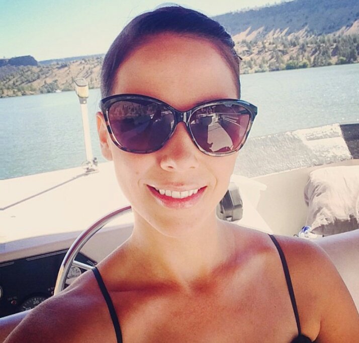 laurakbu's tweet photo. Feeling pretty good! #boat #water #relaxation https://t.co/EboWofQO6x