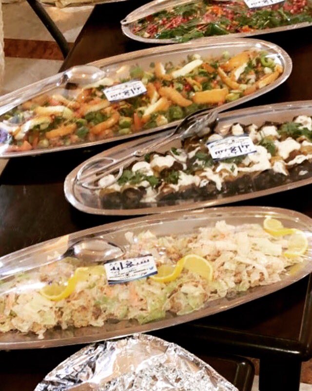 سلطات ومقبلات متنوعه على قائمة بوفيهات مطعم شيهانه.