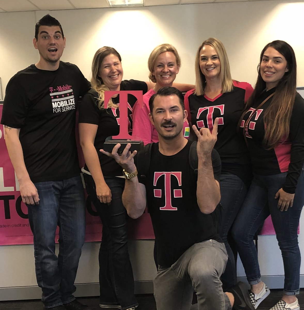 AngieSchassen's tweet image. 💗🖤💗Finally a team photo with the entire #RePac team. Incredible day! 💗🖤💗 @CMeach84 @richgarwood