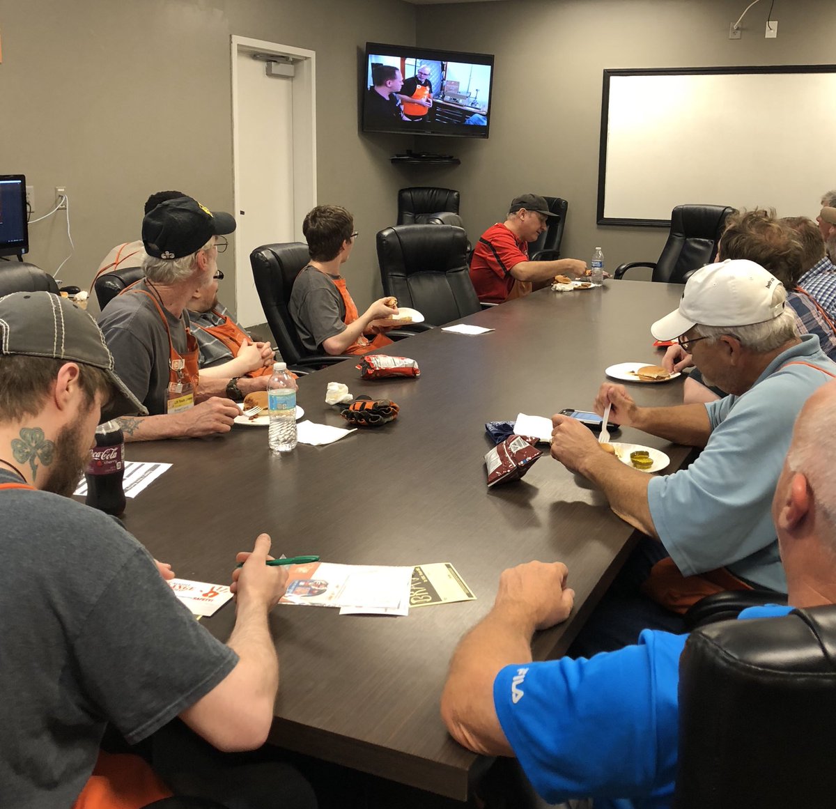 kattie57's tweet photo. Same Page Late Night &amp; BBQ with Shannon &amp; her dream team! 🌙 #3203makesithappen #weheartfr8
#everybodylovesBrad https://t.co/qaFEz8kSb5