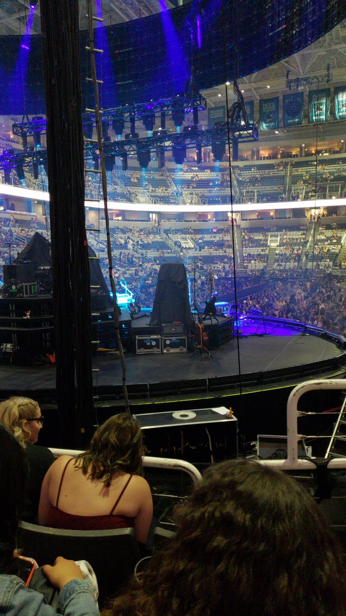 brittny_rey's tweet photo. The life upgrade tho... #OTRASantaClara vs. #HarrryStylesLiveOnTourSanJose #3YearsDifference https://t.co/p9NK2M4tZa