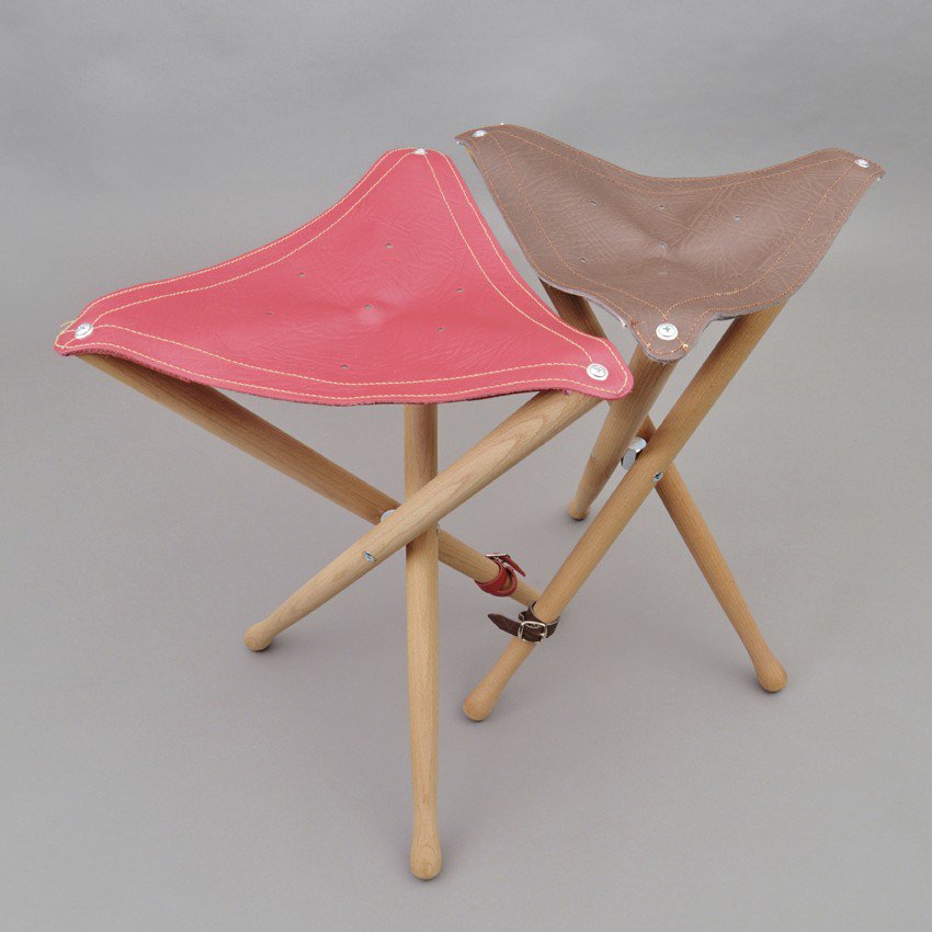 Die Sitzgelegenheit zum Mitnehmen, wohin man möchte. Ideal für Künstler zum Aquarellieren in der freien Natur oder Outdoor-Aktivitäten wie Camping, Picknicks und Arbeiten im Garten. Eignet sich auch als handlicher Reservestuhl für zuhause.