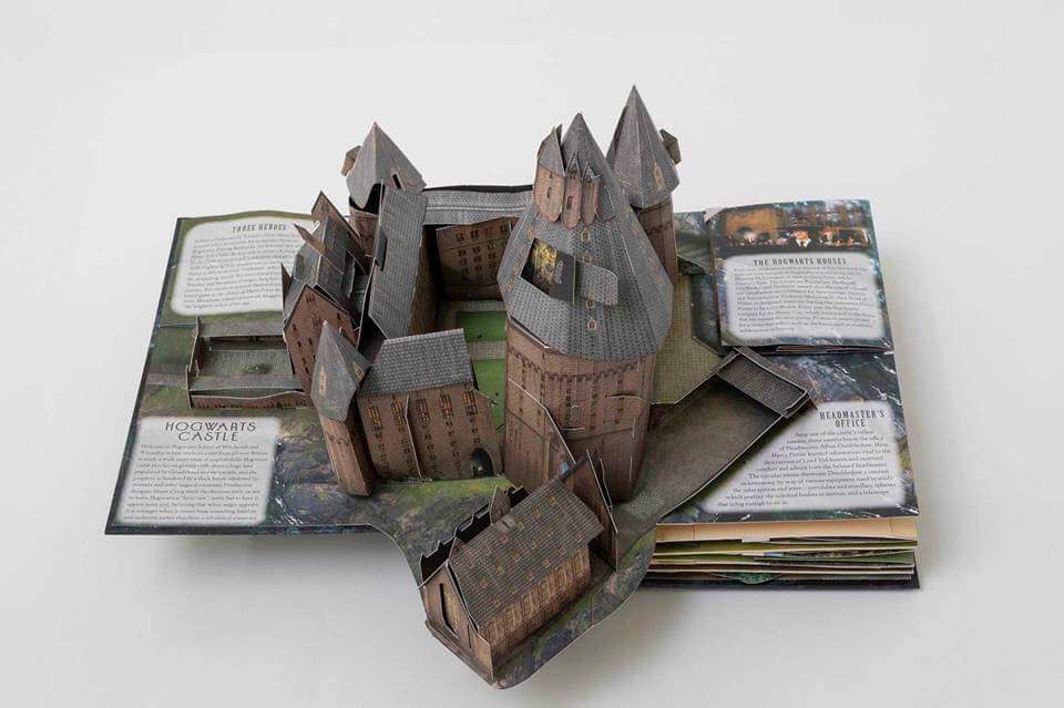 magicbelle__'s tweet photo. โอ้โฮ⚡หนังสือป็อปอัพที่เกี่ยวกับฮอกวอตส์ทุกซอกทุกมุม Harry Potter a Pop-up guide to Hogwarts น่าจะ 3000+ อะ เดาๆเพราะเล่ม 4 สีก็สองพันกว่าแล้ว ฮือออออ นุไม่มีเงิ๊นนนนน 😭 https://t.co/b1S9LYX5iI
