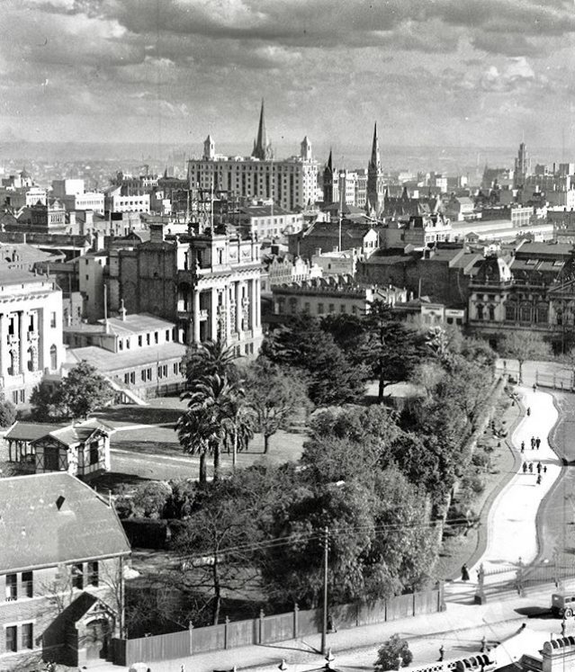 #TBT to #Melbourne from the Eastern Hill fire tower.
If you look closely you can see Parliament House on the left and Princess Theatre in Spring St on the right.
📷 @heraldsunphoto_retro