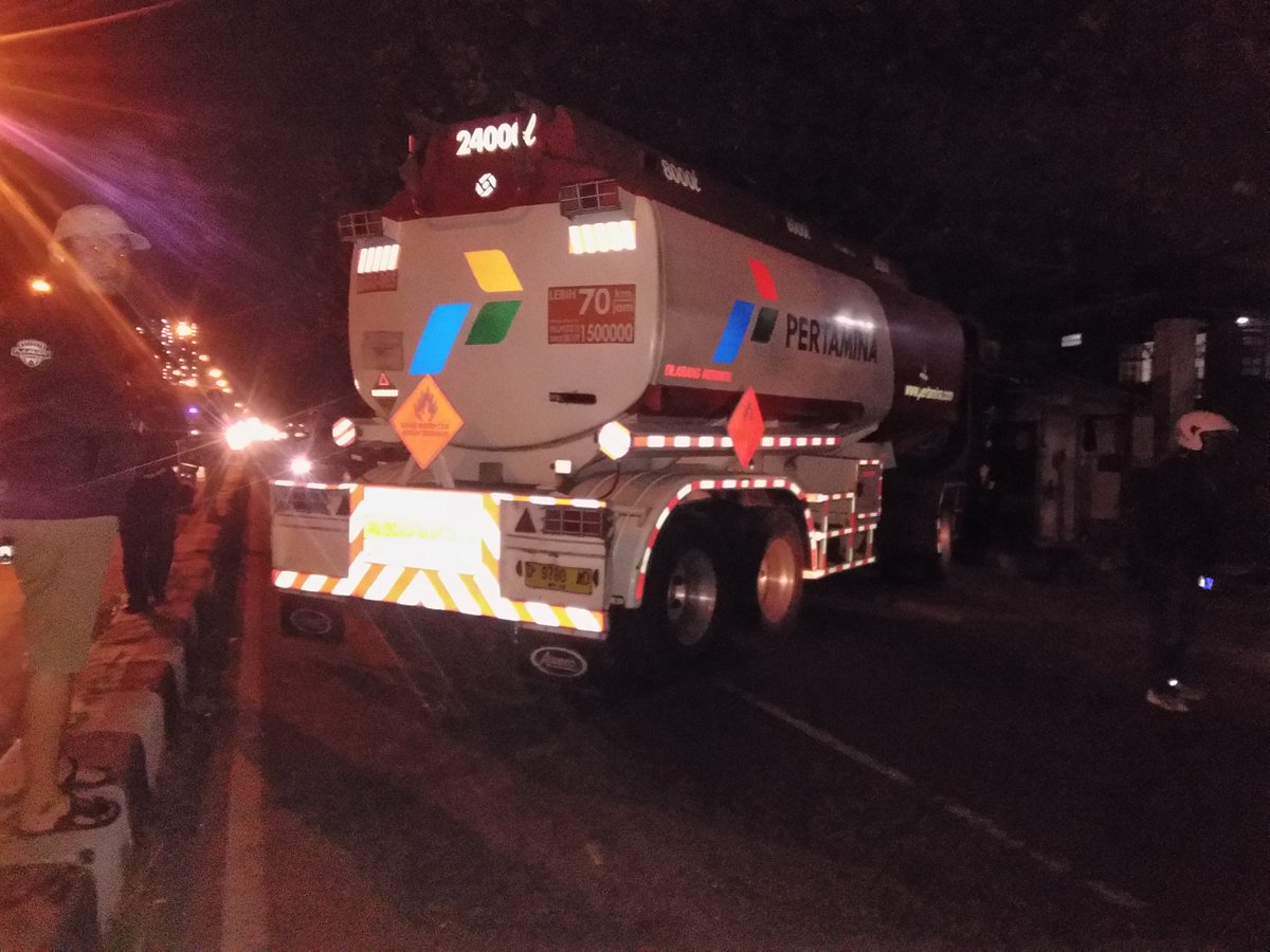 twitbandung's tweet photo. Terjadi kecelakaan Truk Tangki D 9780 AO. manabrak pohon dan kios tambal ban di Bypas Bandung. Dini hari. #kecelakaan #truk https://t.co/raRdi4q8cv