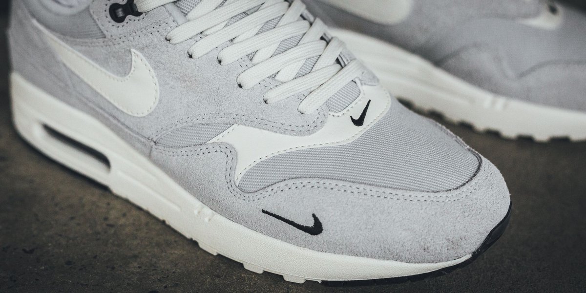 titoloshop's tweet photo. #RELEASE reminder: Thursday, 12th July ⚪️ 9AM CET
Nike Air Max 1 Premium "Mini Swoosh" Pack
this way ☛ https://t.co/5HllC1hoh2
#nike #airmax1 #airmax #niketalk
#miniswoosh https://t.co/Is3JYwT8bh