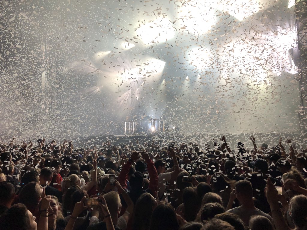 TiffDreamCrazy's tweet photo. Sion sous les étoiles was fire💥😍 @MartinGarrix #sionsoulesetoiles https://t.co/w8esB1CzFS