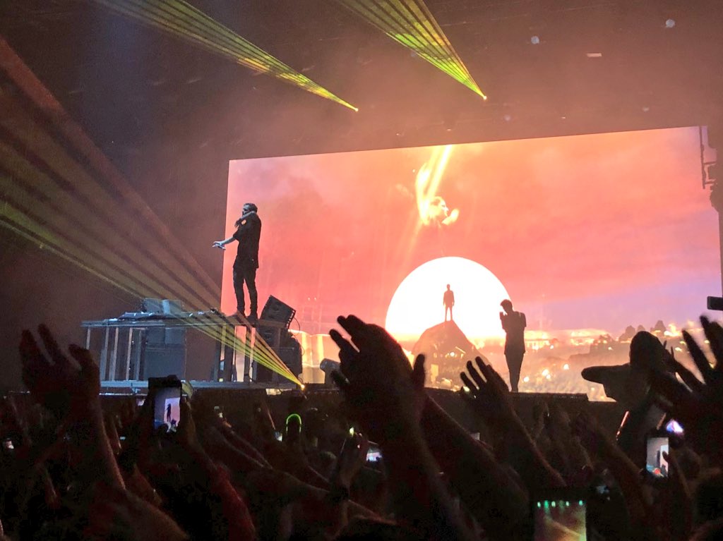 TiffDreamCrazy's tweet photo. Sion sous les étoiles was fire💥😍 @MartinGarrix #sionsoulesetoiles https://t.co/w8esB1CzFS