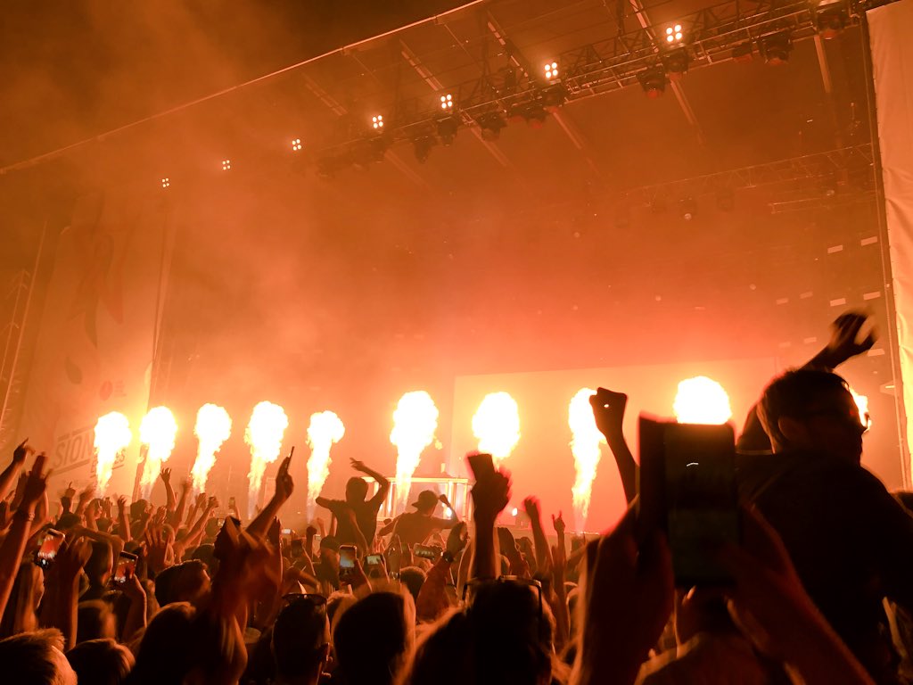 TiffDreamCrazy's tweet photo. Sion sous les étoiles was fire💥😍 @MartinGarrix #sionsoulesetoiles https://t.co/w8esB1CzFS
