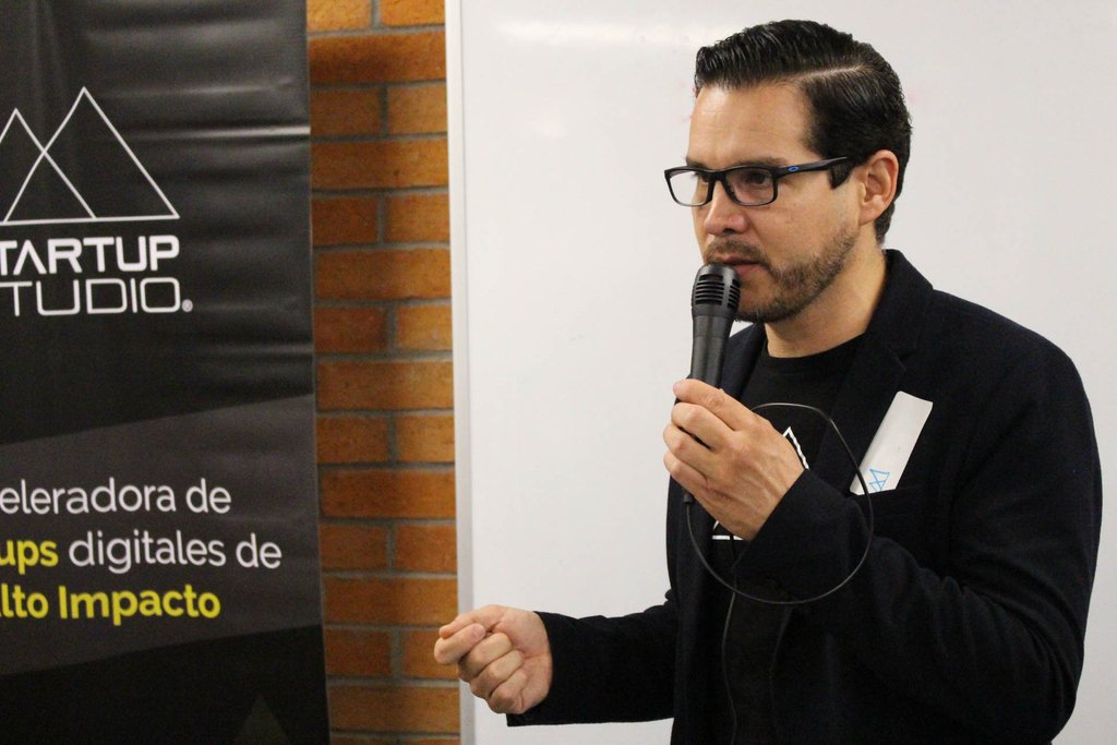 startupstudiomx's tweet image. Mario García nuestro CEO dando el taller de &quot;Building and Pitching My Business Model&quot; a las startups que conforman la nueva generación de Startup Studio.