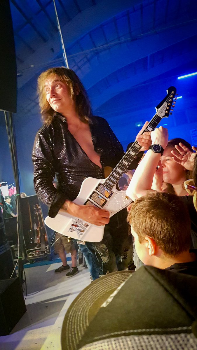 Kun lava ei vaan riitä. 😁 Ihana kuulla #Popeda'lta pidempi setti kera Karhukoplan. Vaihtelua festarikeikkoihin. <a href="/CostiPopeda/">Costi Hautamäki</a> #nivala #uikontaikaa #raakaavoimaa