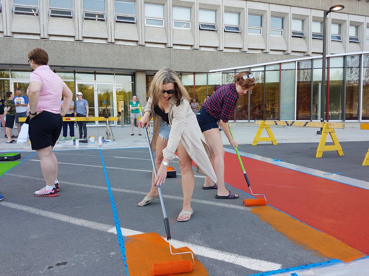 PierreZundel's tweet photo. Great crowd painting the #pride2018 crosswalk at this evening, including @LaurentianU Board Chair @Jennifer_Witty. Travail d'équipe pour la semaine #fierté @ULaurentienne. https://t.co/4z5bATo3Uk