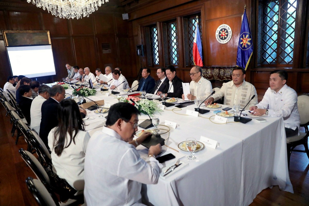 pcogovph's tweet image. Pres. Duterte presides over the Security Cluster Meeting held at the Malacañan Palace on July 11, 2018. #PartnerForChange