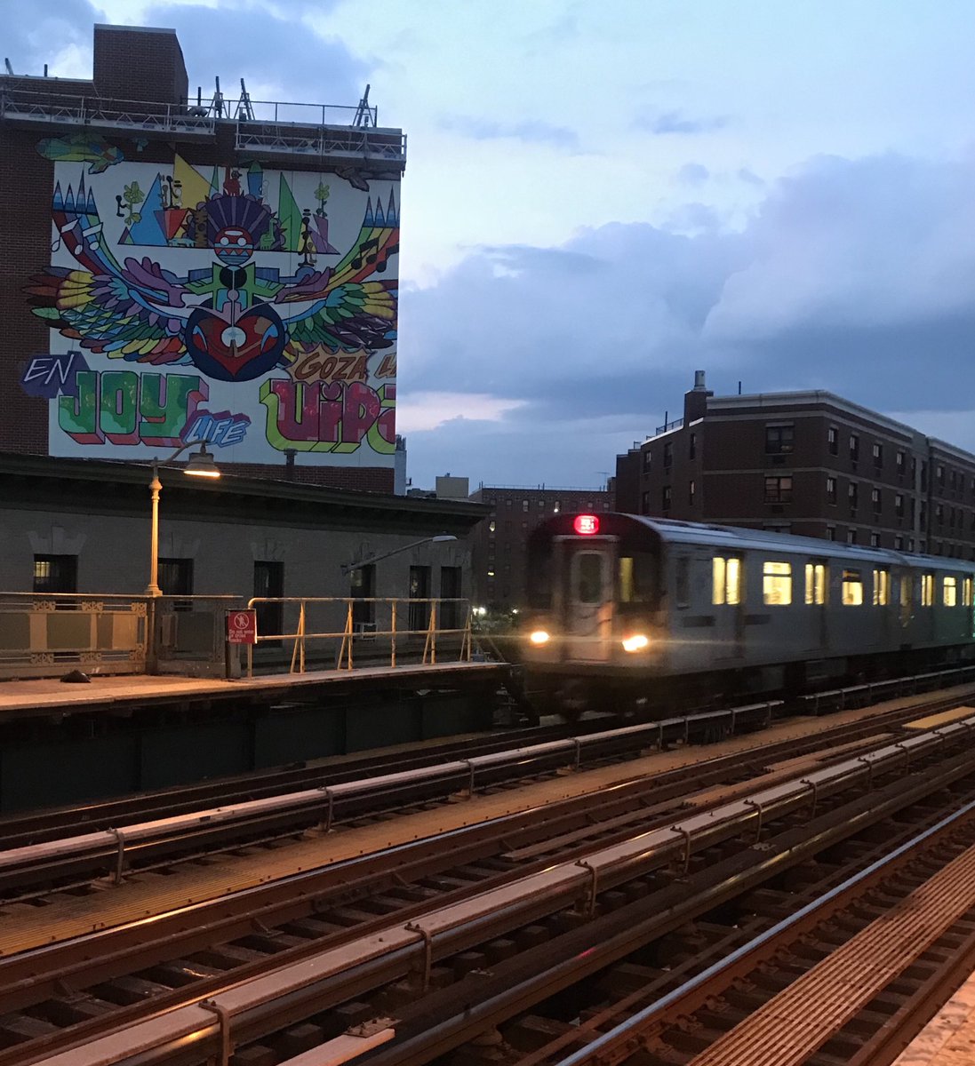 jessicarp_216's tweet photo. The 5 train #ProspectAve #SouthBronx #Art #Bronxite 🙅🏻‍♀️ https://t.co/njZbD4Rnu0
