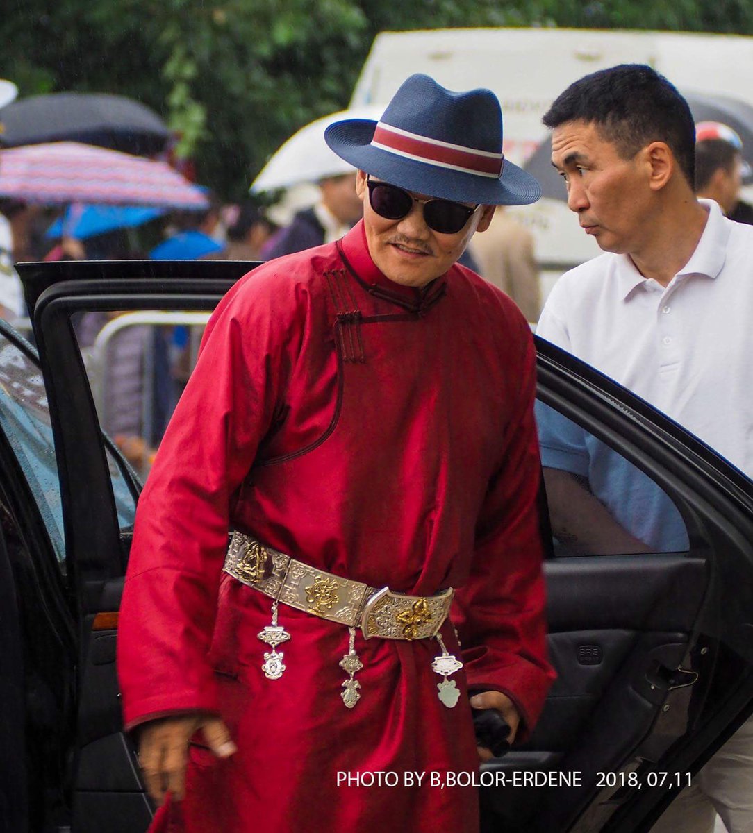 Энэ бүс зүгээр төмөр бздээ?
Арай цалин цагаан мөнгөн дээр алтаар хусчаагүй байгаадаа?
Төрийн тэргүүн байсан хүн!
Эх орон ард иргэд нь ядуу байхад...гэж бодогдоол байна шүү