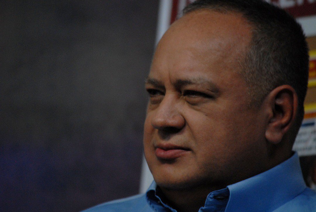 .<a href="/dcabellor/">Diosdado Cabello R</a>: Si usted es servidor público, tiene que darle la cara a la gente. No puede molestarse ante los reclamos justos del Pueblo. No es que cuando la cosa esté difícil, va a esconderse #SoyChavezSoyPatriaLibre