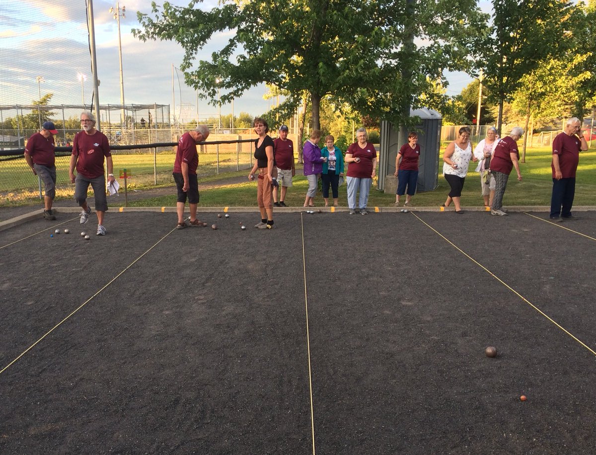 MarcPicardQc's tweet photo. Une autre belle soirée de pétanque avec le Club Taniata de St-Jean-Chrysostome. Merci pour votre accueil et ce malgré le peu d’expérience de mon attachée politique @CaroQuesnel qui a très bien joué selon son équipe. Je vous souhaite une belle saison et un bel été. #CAQ https://t.co/NUreZKGh2G
