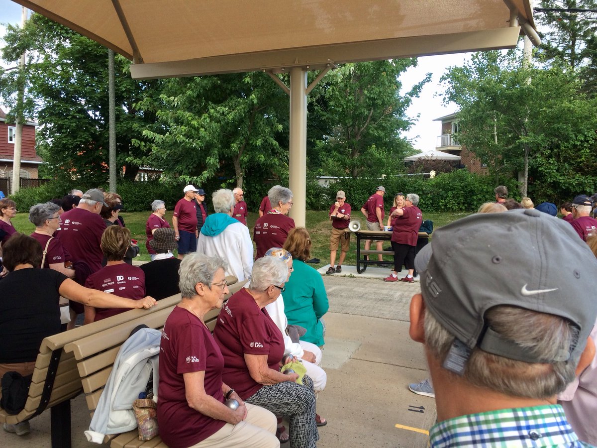 MarcPicardQc's tweet photo. Une autre belle soirée de pétanque avec le Club Taniata de St-Jean-Chrysostome. Merci pour votre accueil et ce malgré le peu d’expérience de mon attachée politique @CaroQuesnel qui a très bien joué selon son équipe. Je vous souhaite une belle saison et un bel été. #CAQ https://t.co/NUreZKGh2G