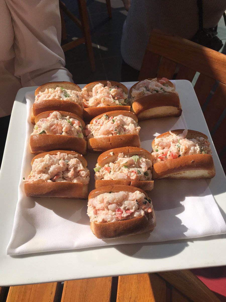 LynnColliar's tweet photo. Best thing on the menu @JoeFortesVan #lobstershrimproll #jfsummer https://t.co/UAQITQQtX5