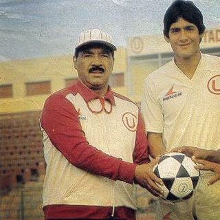 Universitario on Twitter: "🎂🎉 Recordamos afectuosamente en el día de su cumpleaños a #MarcosCalderón, ex técnico de @Universitario y @SeleccionPeru. Campeón Nacional en 1964, 1966, 1967 y 1985 con la "U" y