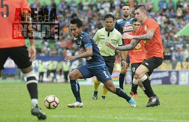 Pejuang Lini Tengah e Arema saat Mengimbangi Barito Putera
#aremainside #aremafc #sasaji #singoedan #football #hendrosiswanto #baritoputera #aremania #aremanita ift.tt/2L6lzLH