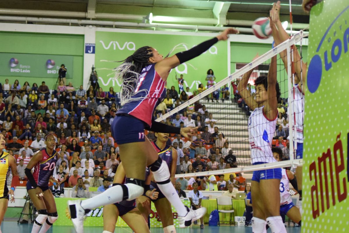 Viva_RD's tweet photo. #LasReinasDelCaribe durante el enfrentamiento contra Puerto Rico en un partido por el pase a la semifinal de la #CopaViva2018 #ViveApperisimo @mambru17 🇩🇴 https://t.co/aZdbLWOfzm
