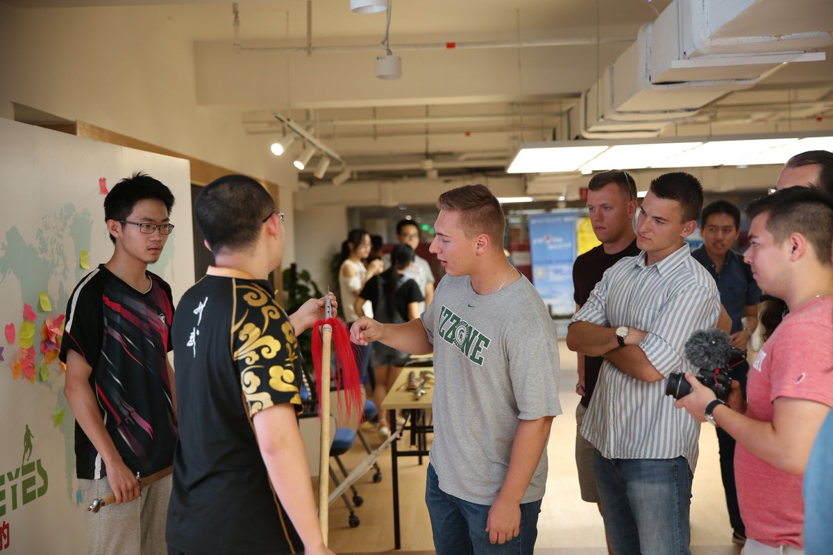 PKU1898's tweet photo. The "One World at PKU" Summer Festival 2018 welcomed #PKUsummer school students to try their hands at Chinese calligraphy and martial arts, virtual reality, and more! (Photos: Wang Xiaopeng) (2/2) https://t.co/86YcPRYZCS